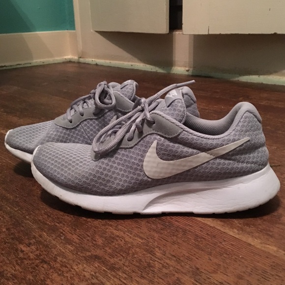nike grey roshes